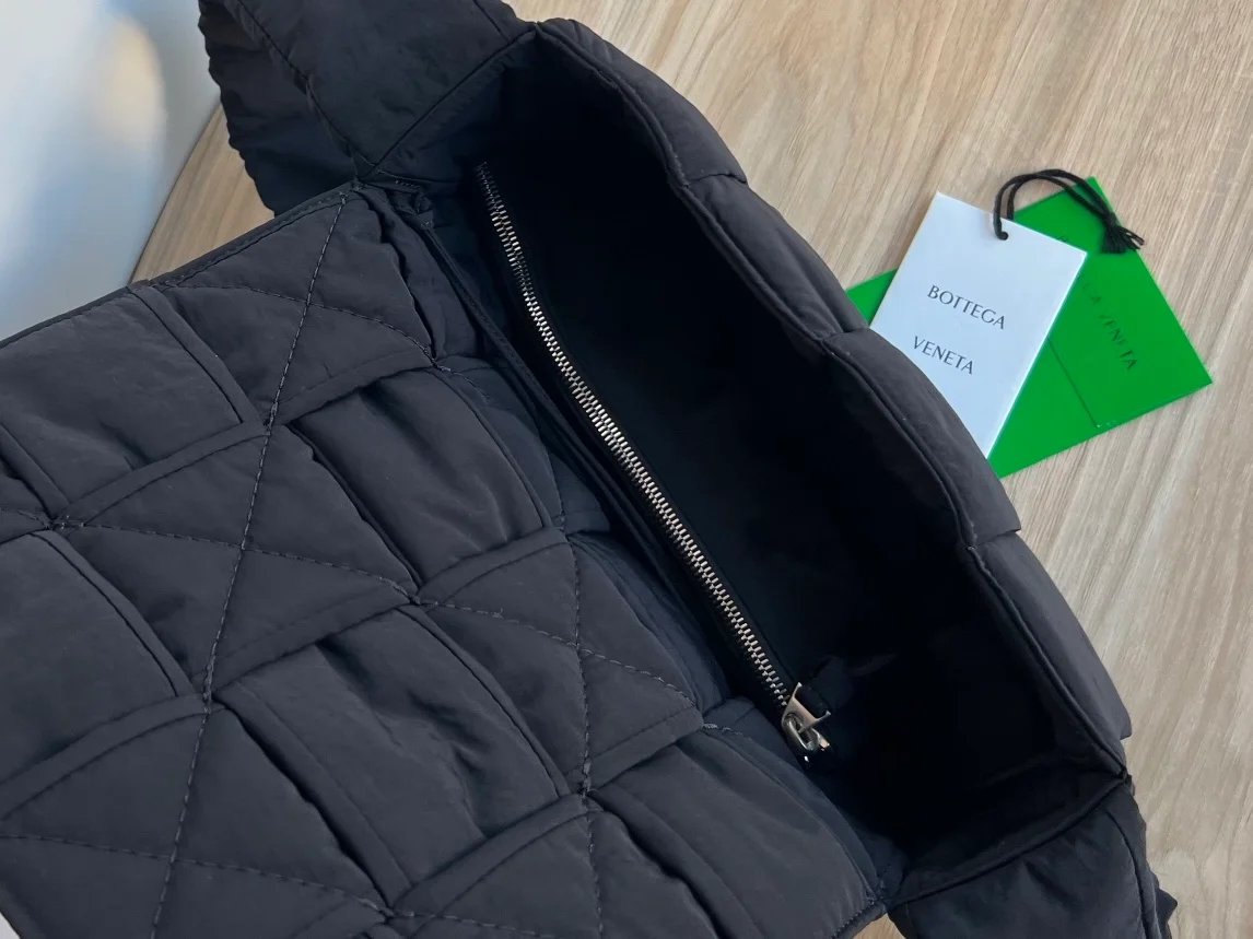 보테가 베네타 테크 카세트백 스페이스 네이비