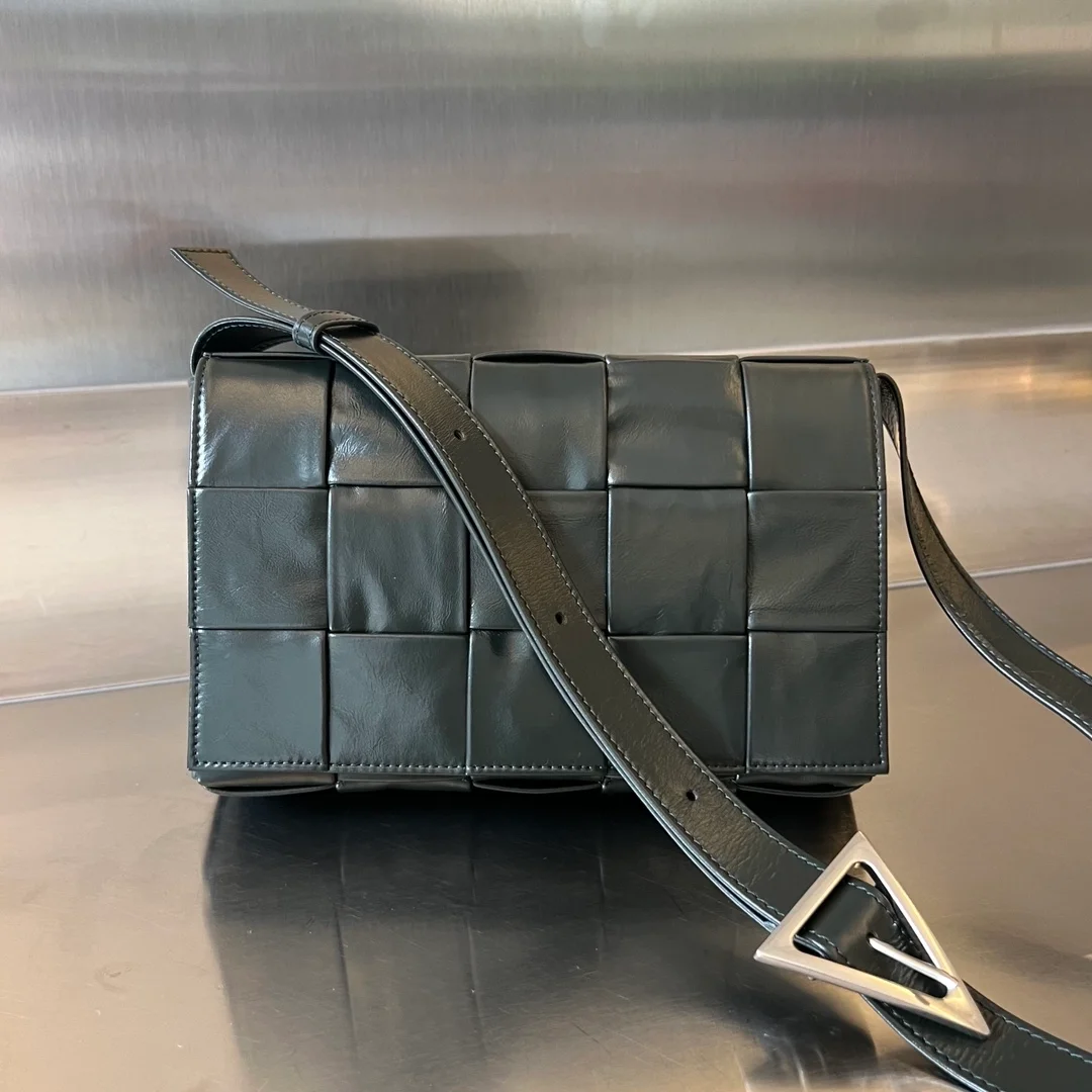 보테가 베네타 인트레치아토 빌 클립 카세트백