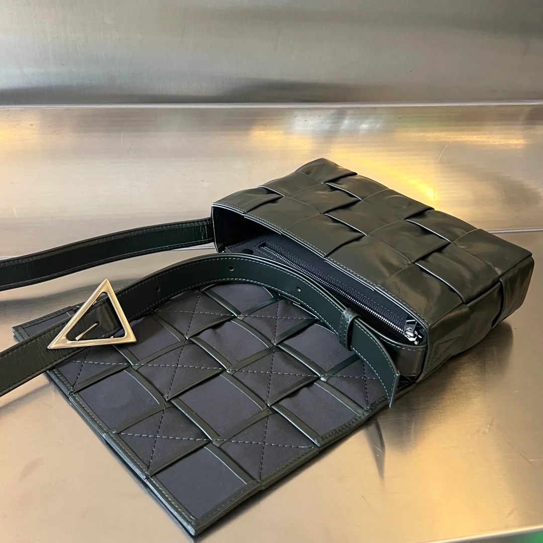 보테가 베네타 인트레치아토 빌 클립 카세트백