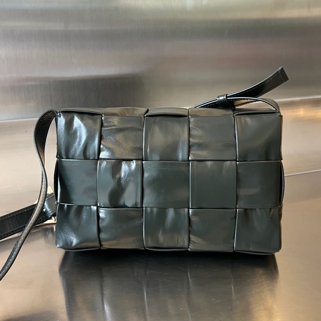 보테가 베네타 인트레치아토 빌 클립 카세트백