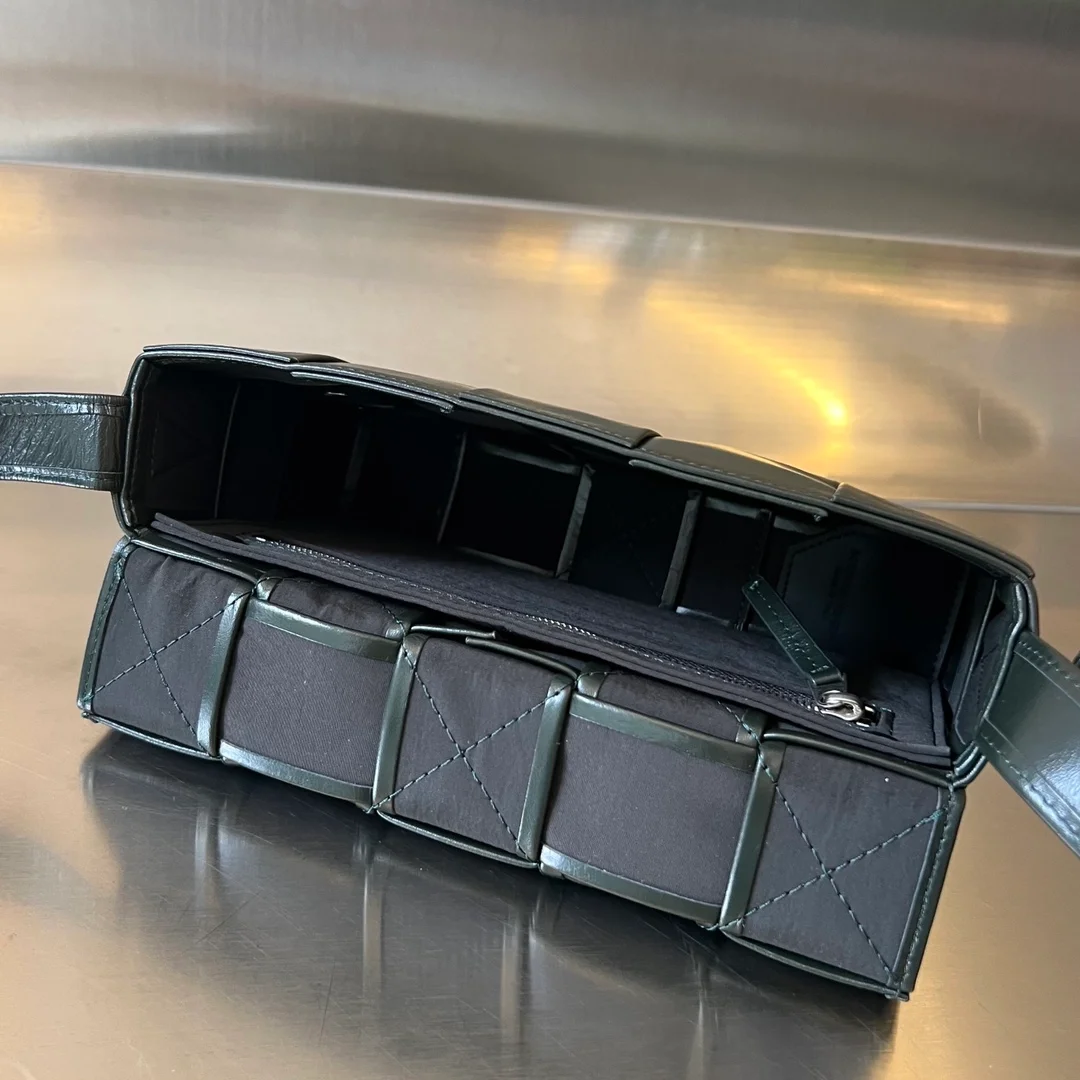 보테가 베네타 인트레치아토 빌 클립 카세트백