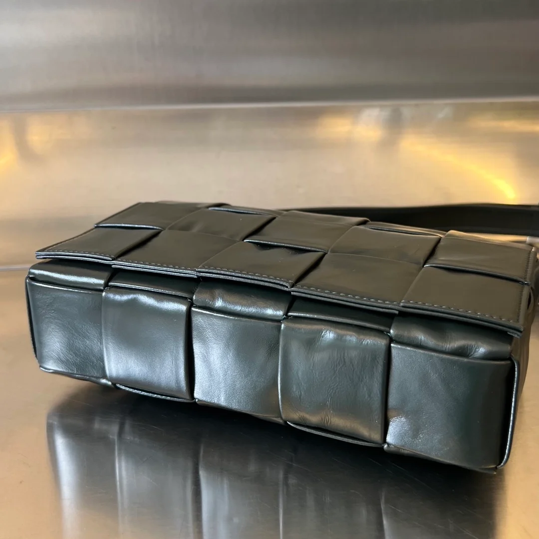 보테가 베네타 인트레치아토 빌 클립 카세트백