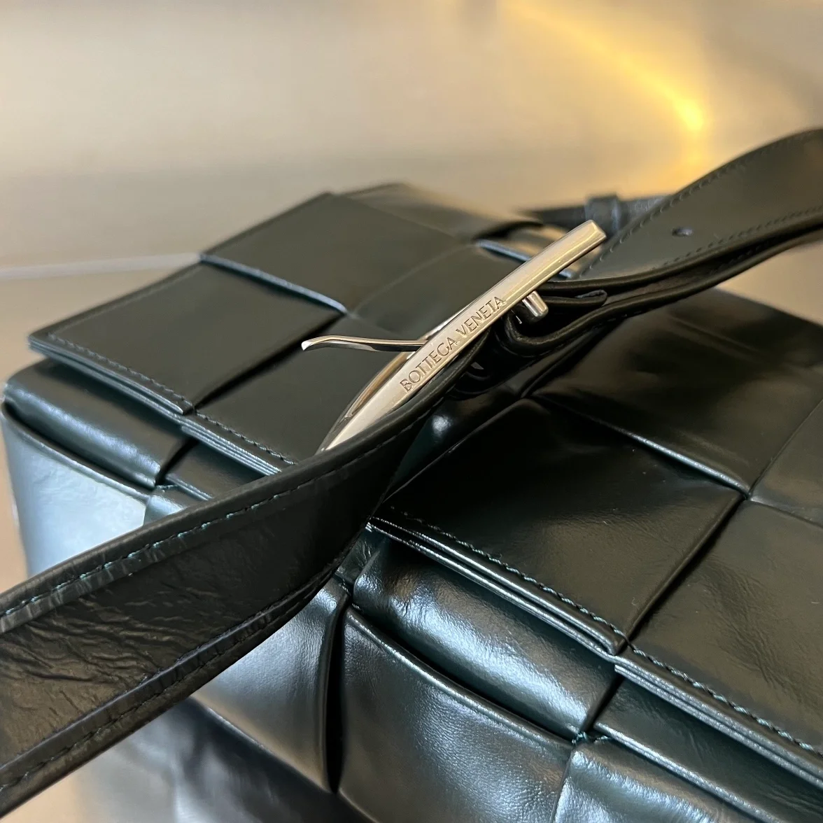 보테가 베네타 인트레치아토 빌 클립 카세트백