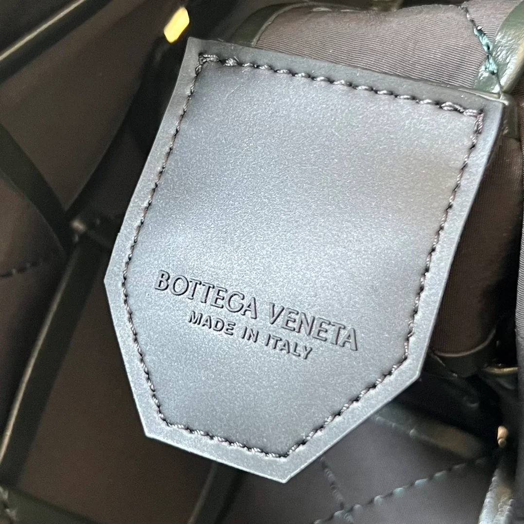 보테가 베네타 인트레치아토 빌 클립 카세트백