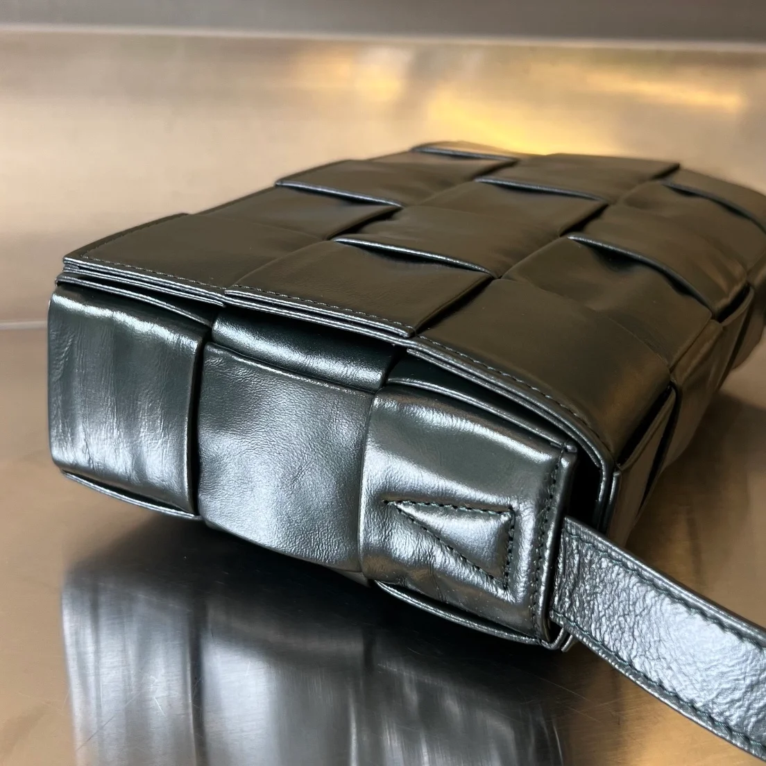 보테가 베네타 인트레치아토 빌 클립 카세트백