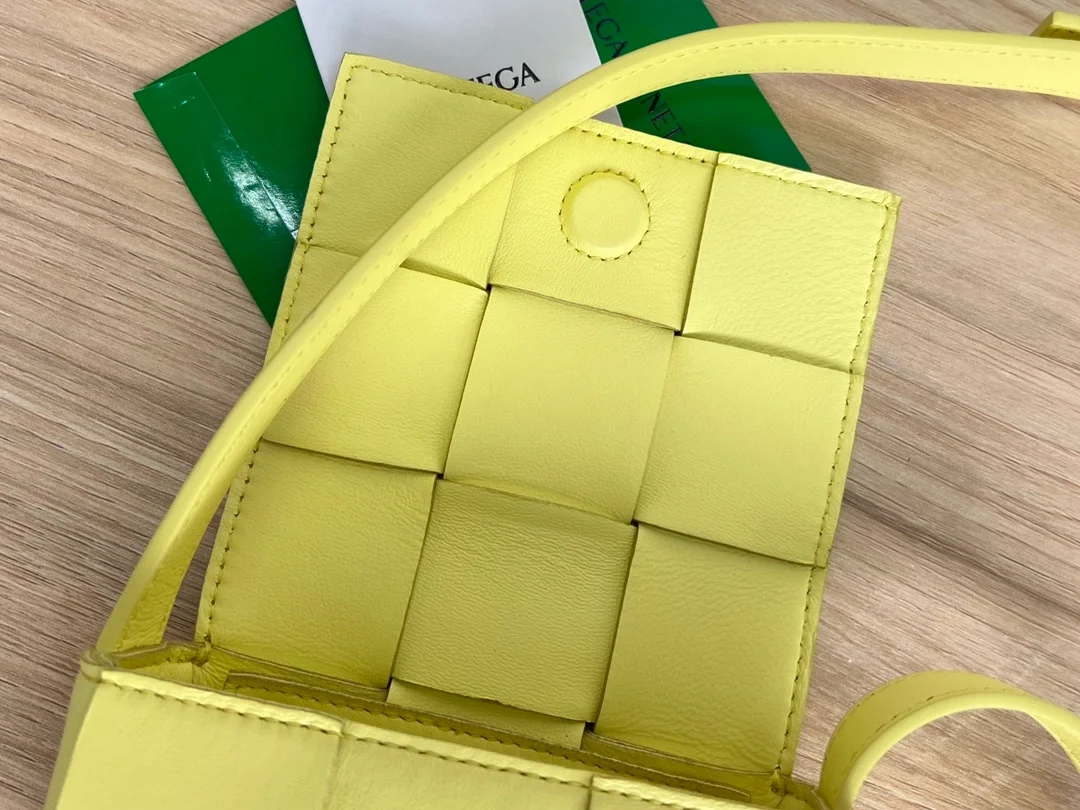 보테가 베네타 캔디 카세트백 레몬