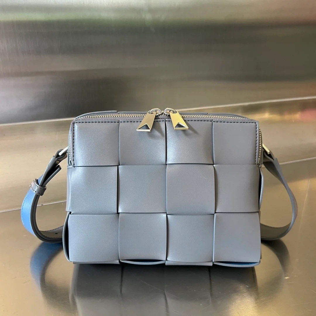 보테가 베네타 카세트 카메라백 그레이