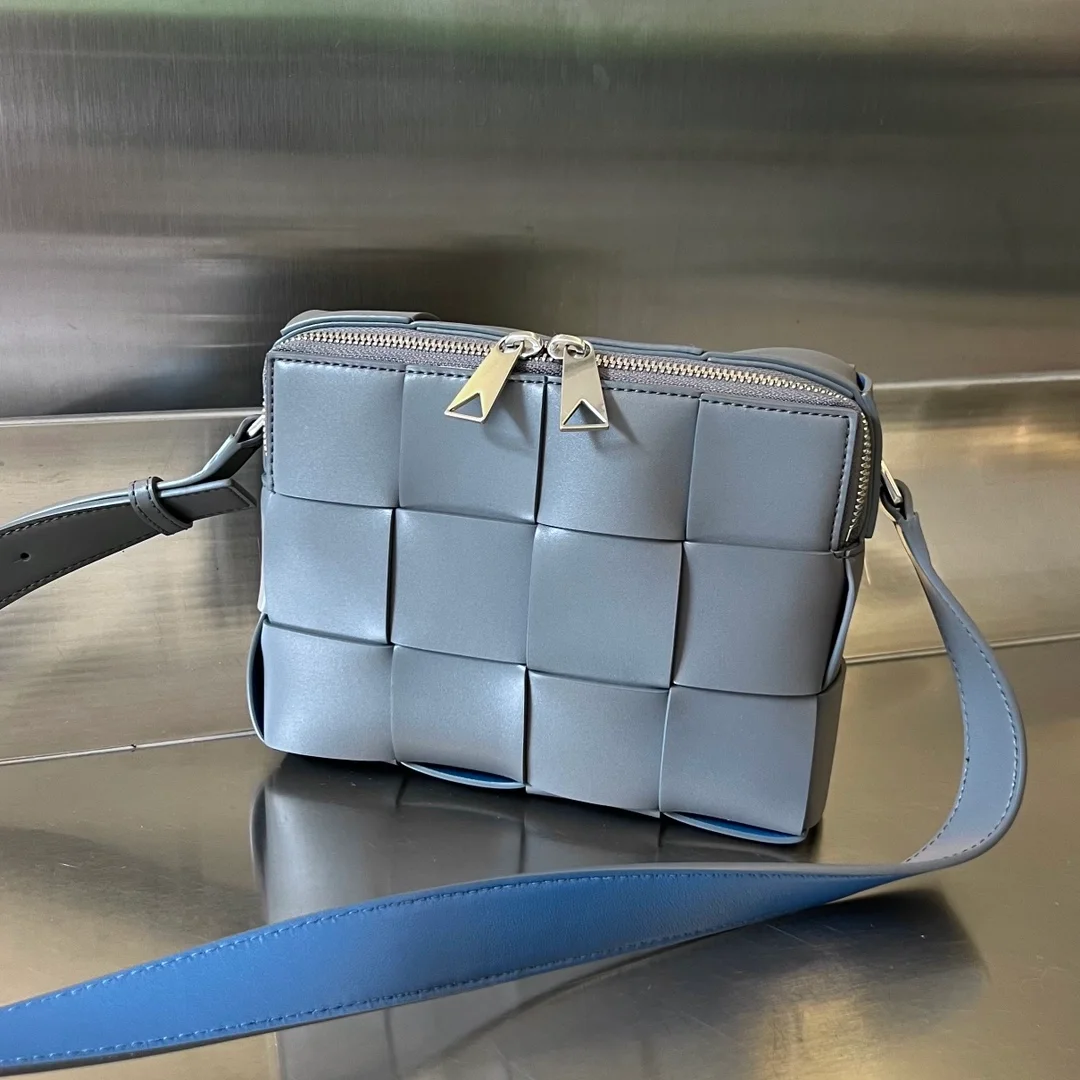 보테가 베네타 카세트 카메라백 그레이