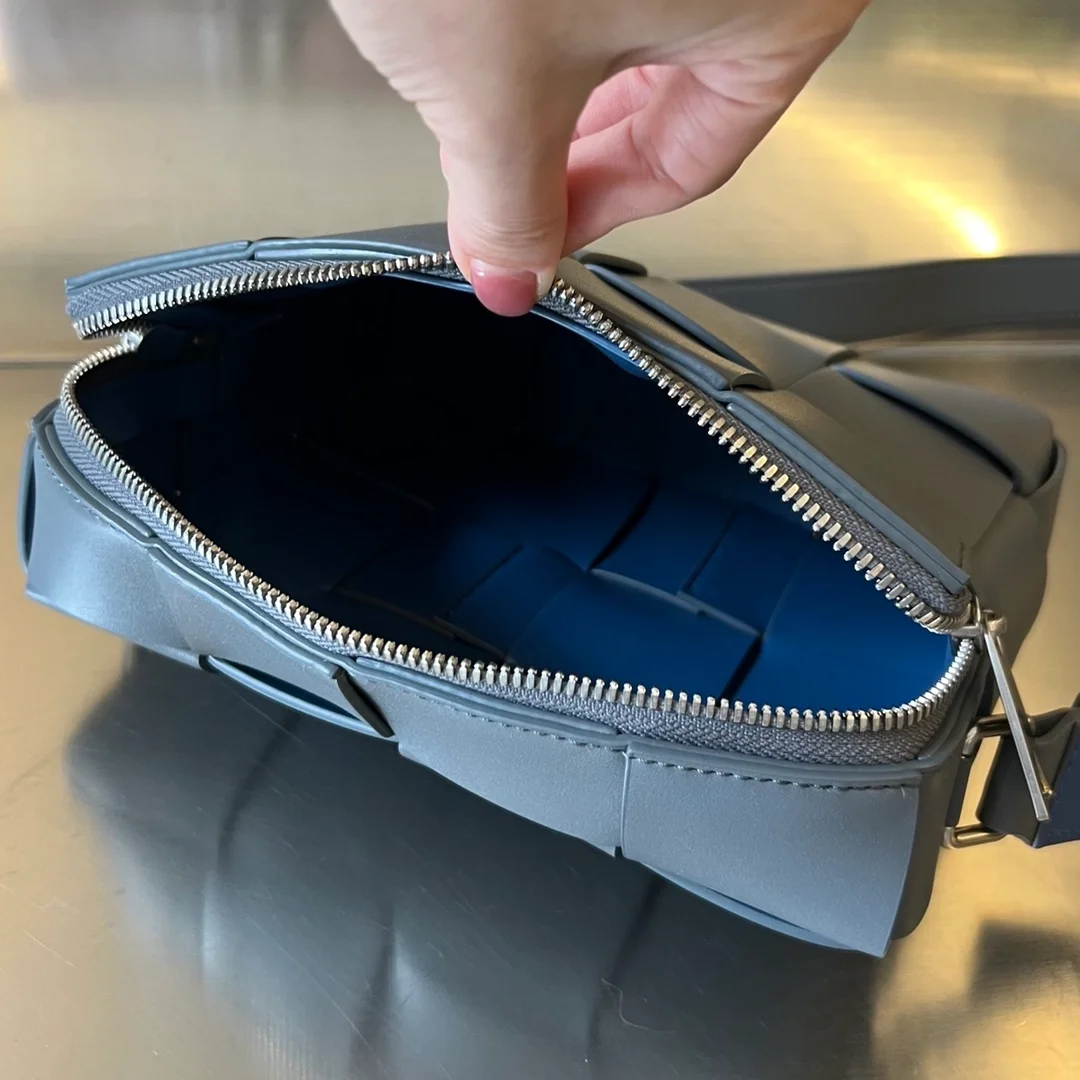 보테가 베네타 카세트 카메라백 그레이