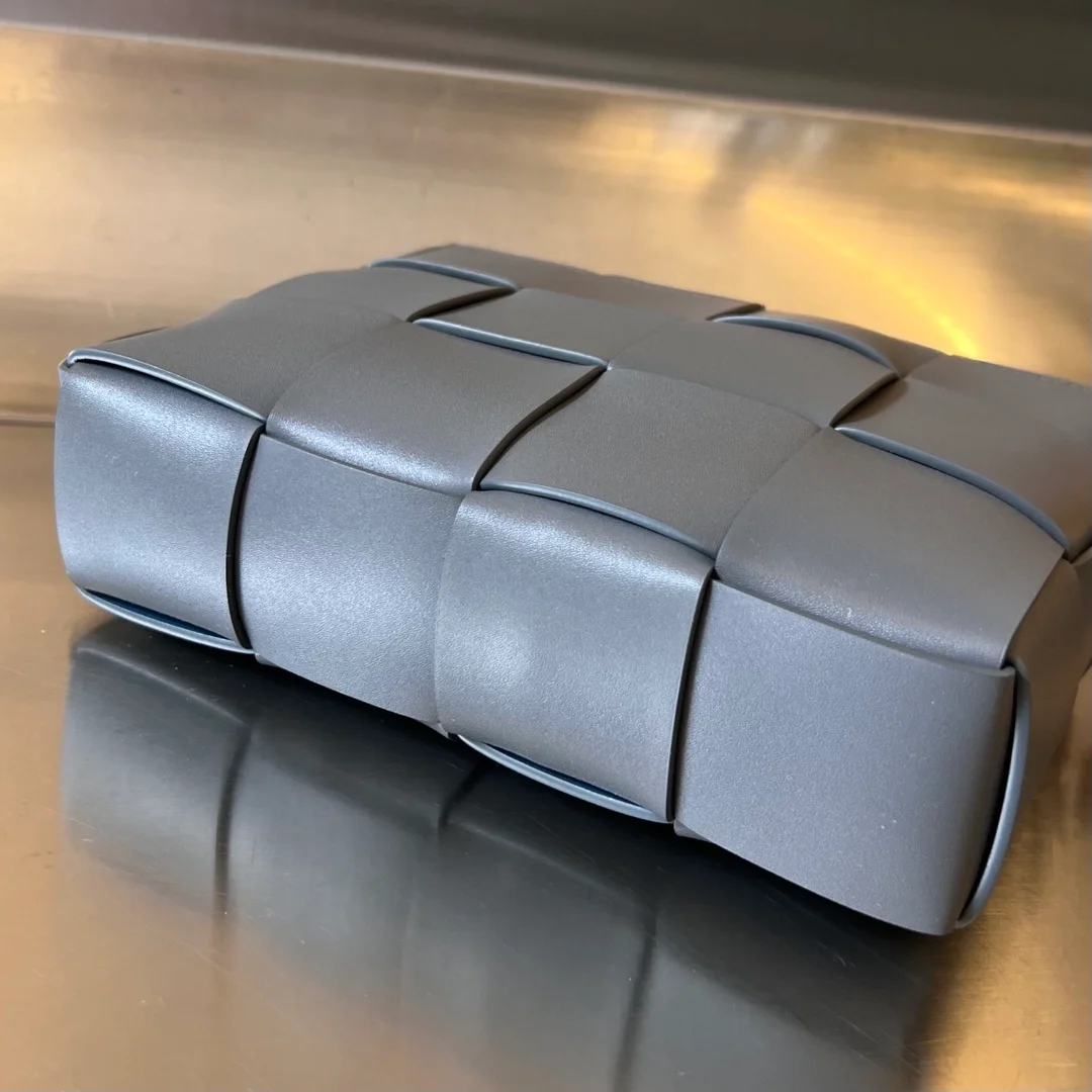 보테가 베네타 카세트 카메라백 그레이