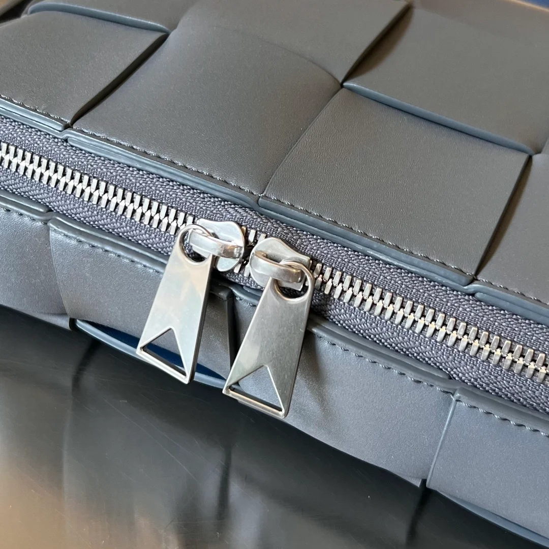 보테가 베네타 카세트 카메라백 그레이