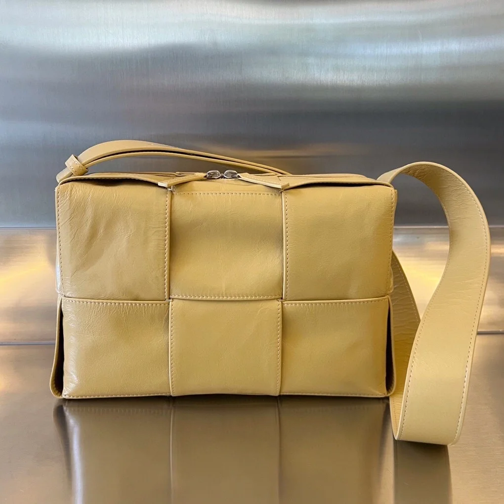 보테가 베네타 아르코 카메라백 버터