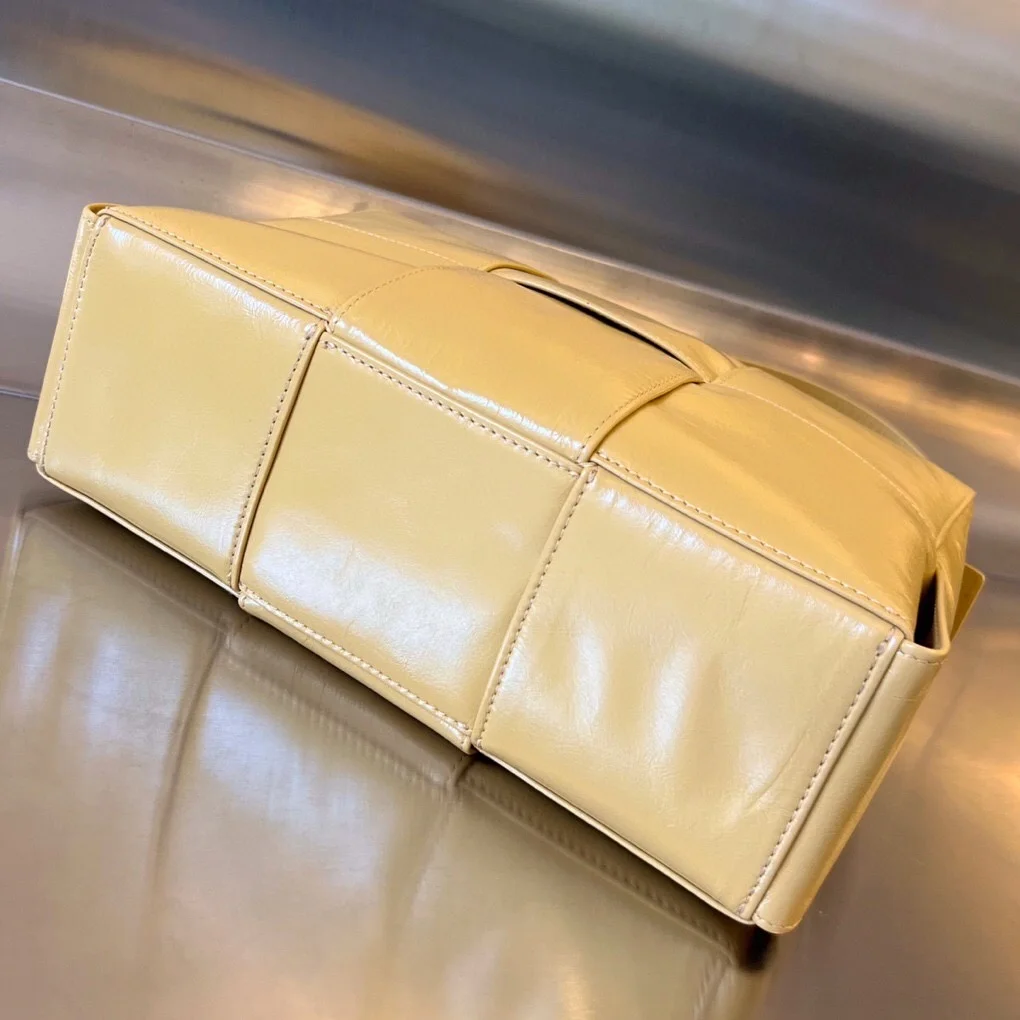 보테가 베네타 아르코 카메라백 버터