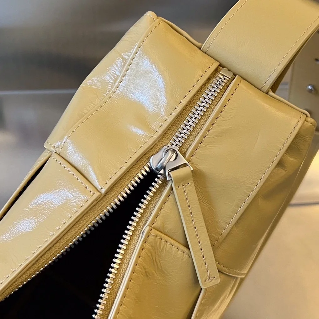 보테가 베네타 아르코 카메라백 버터