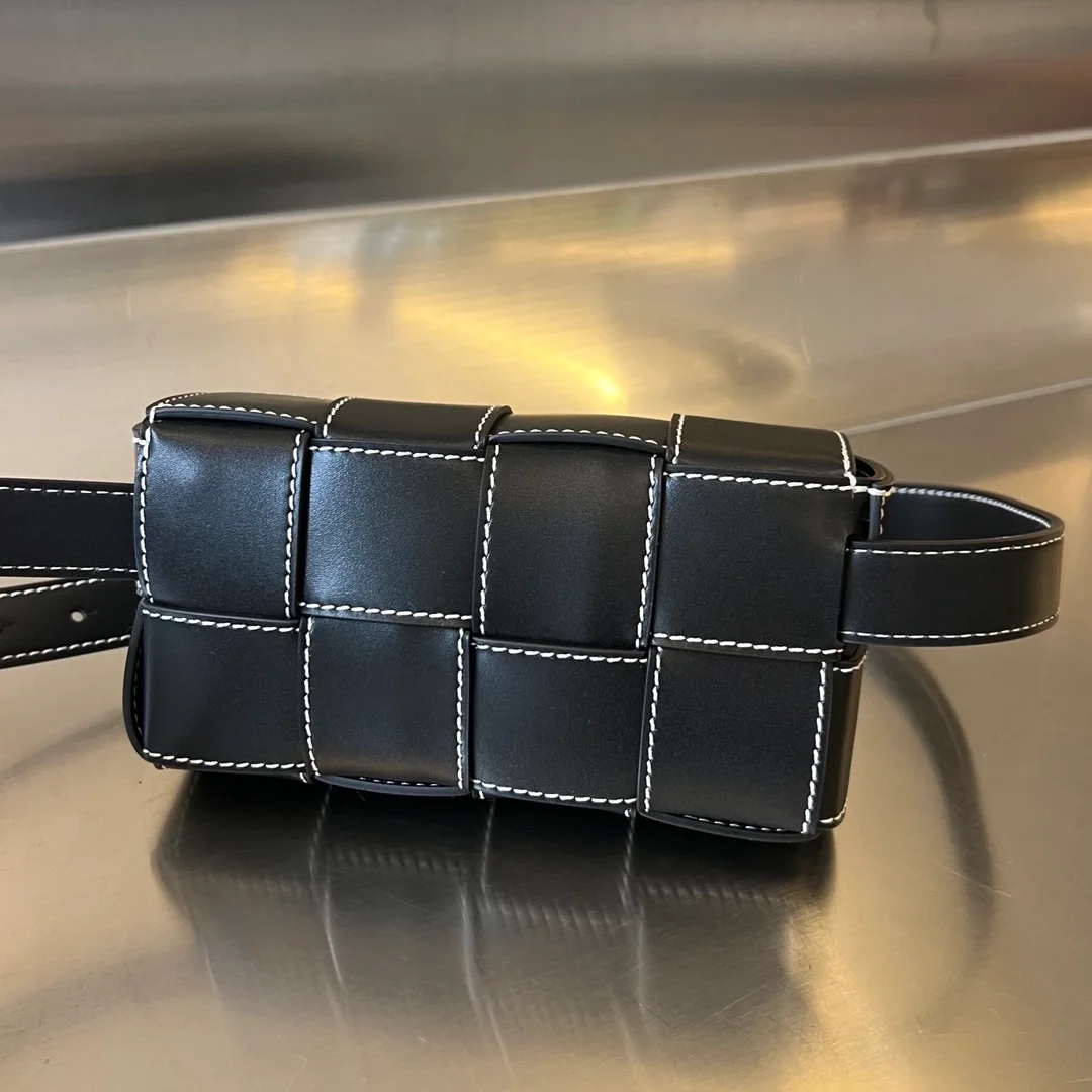 보테가 베네타 엣지 스티칭 디테일 카세트 벨트백