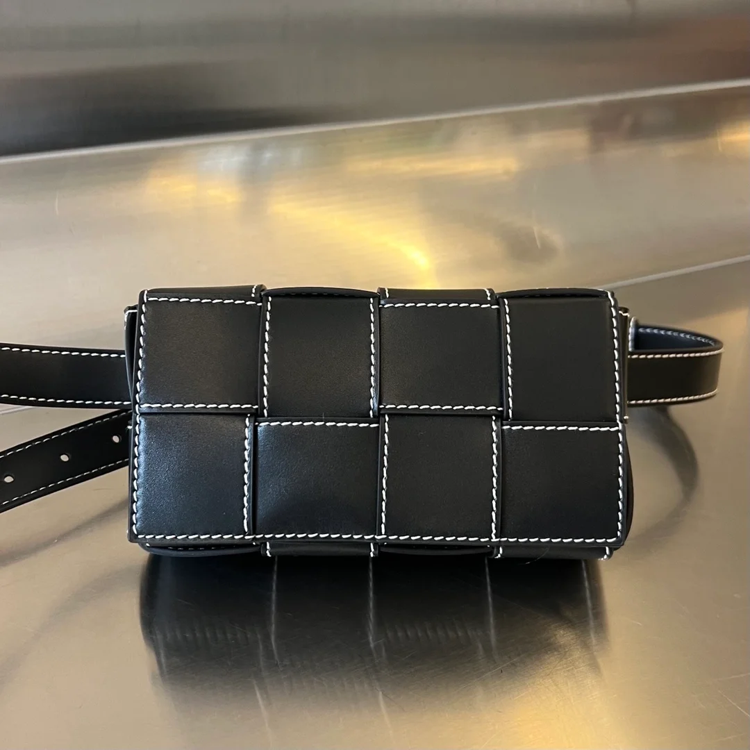 보테가 베네타 엣지 스티칭 디테일 카세트 벨트백