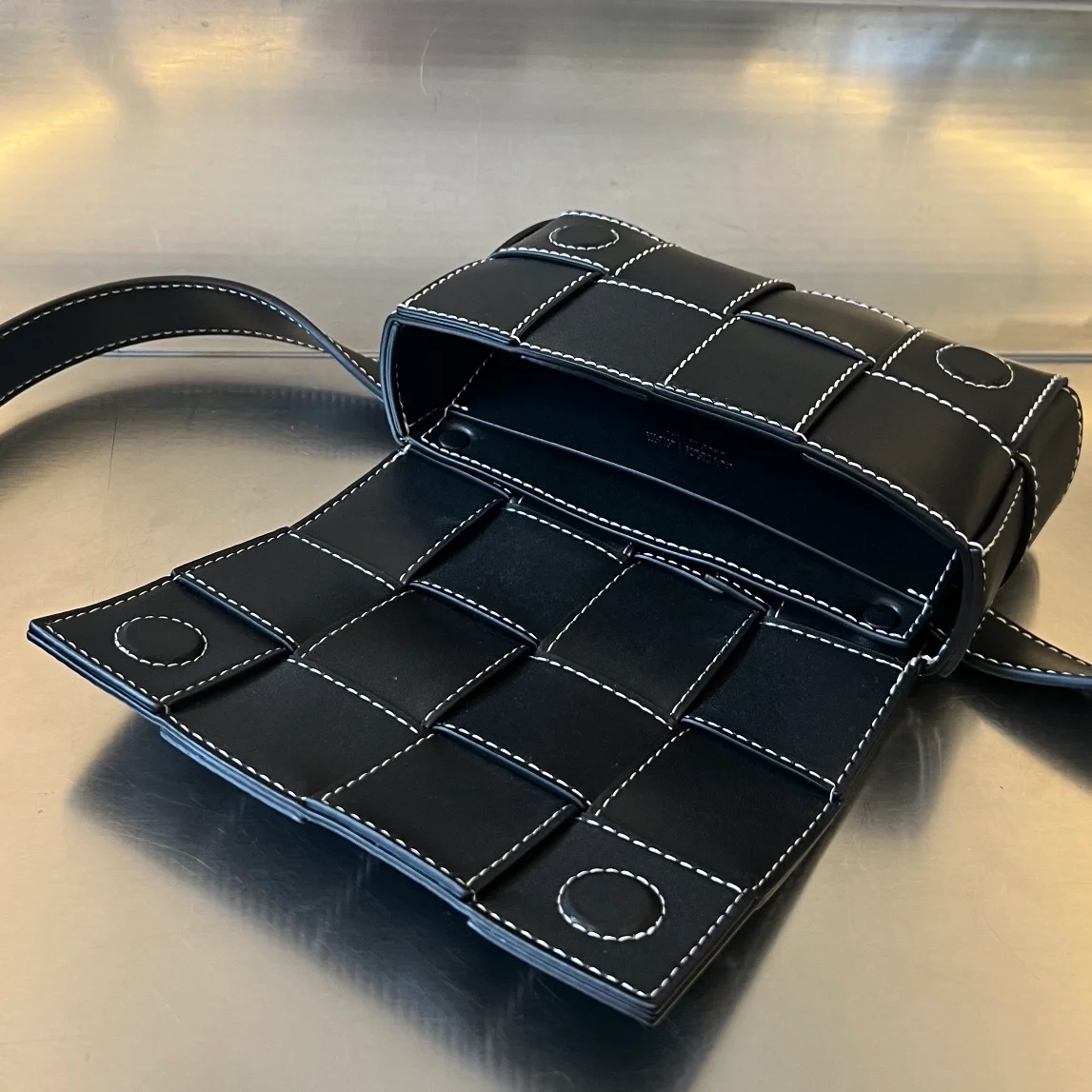 보테가 베네타 엣지 스티칭 디테일 카세트 벨트백