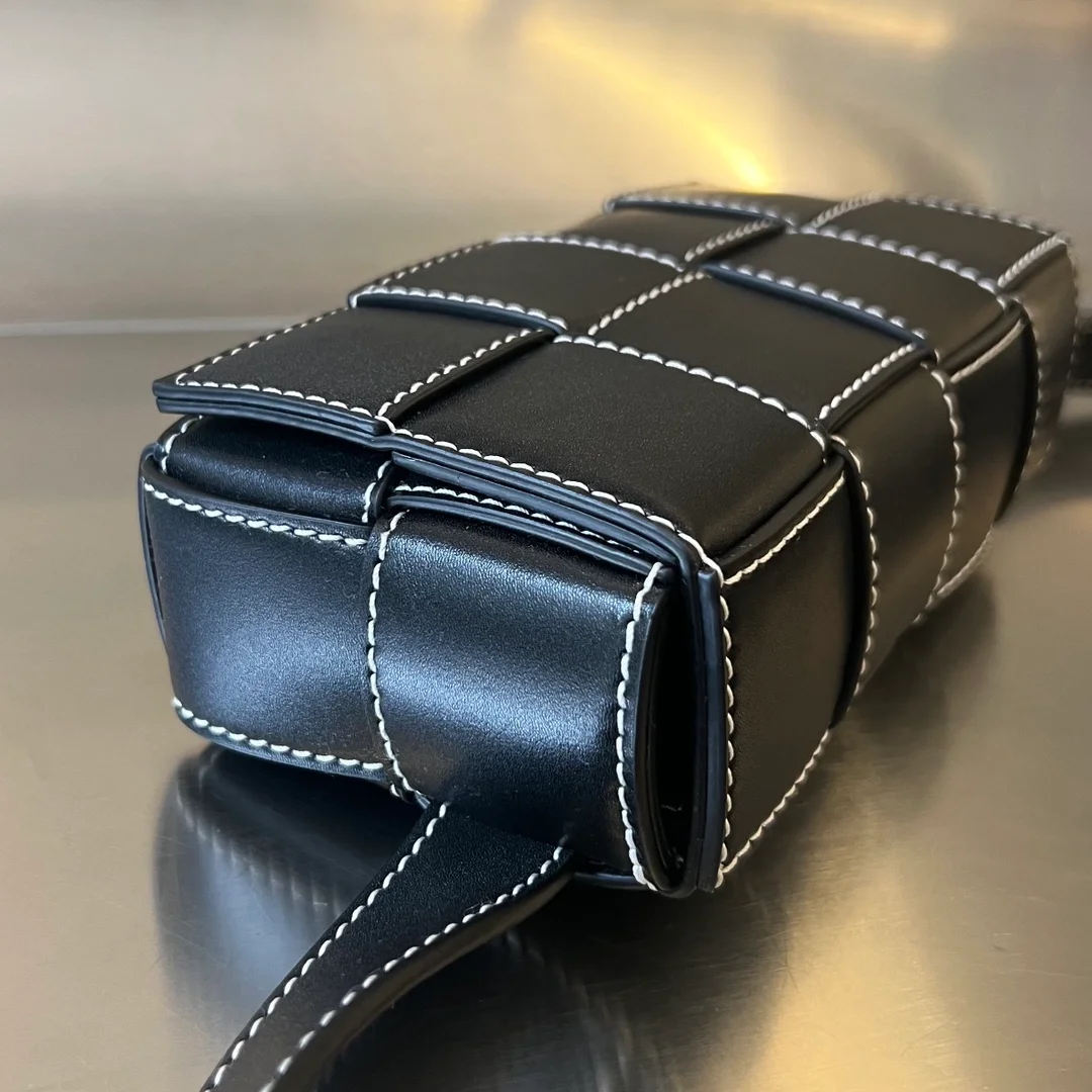 보테가 베네타 엣지 스티칭 디테일 카세트 벨트백