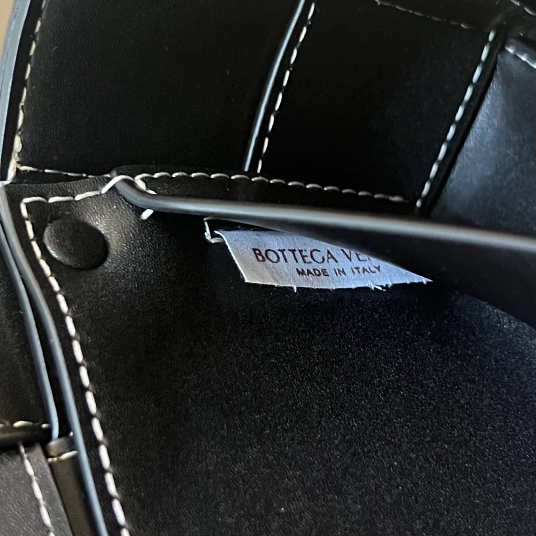 보테가 베네타 엣지 스티칭 디테일 카세트 벨트백