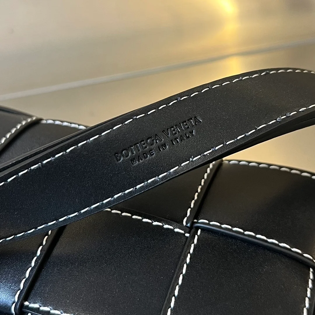 보테가 베네타 엣지 스티칭 디테일 카세트 벨트백