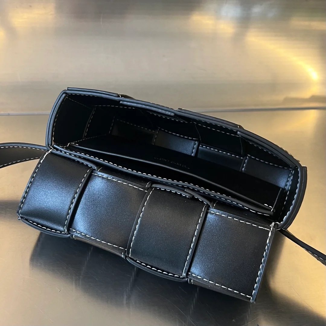 보테가 베네타 엣지 스티칭 디테일 카세트 벨트백