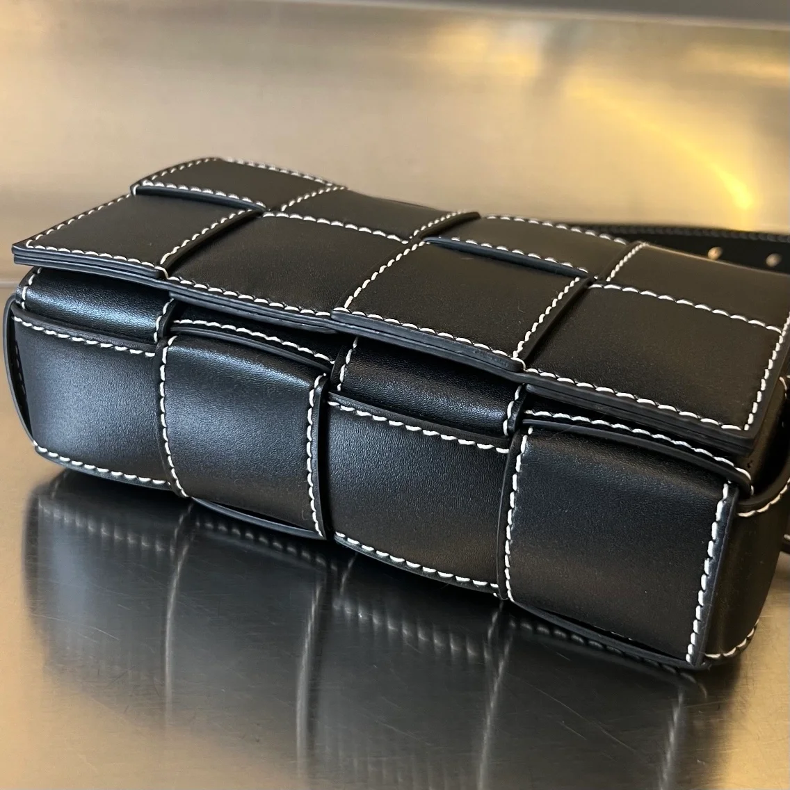 보테가 베네타 엣지 스티칭 디테일 카세트 벨트백