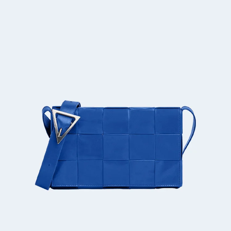 보테가 베네타 라지 레더 카세트백  코발트