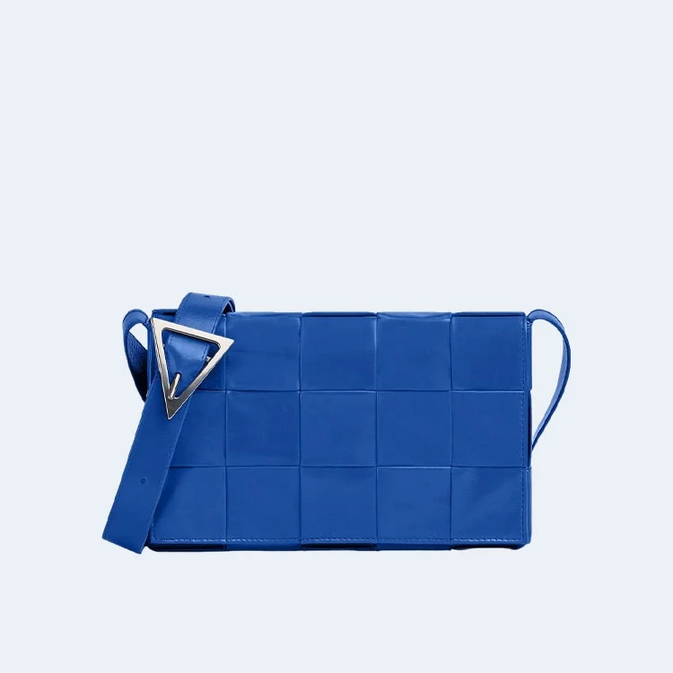 보테가 베네타 라지 레더 카세트백  코발트