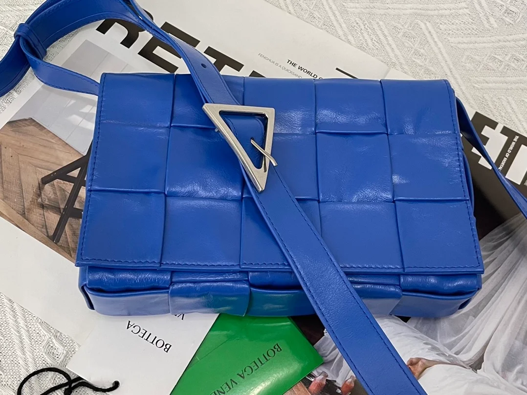 보테가 베네타 라지 레더 카세트백  코발트