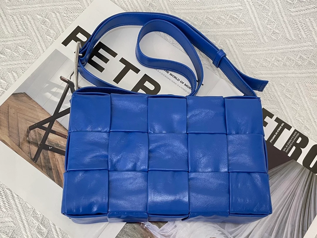 보테가 베네타 라지 레더 카세트백  코발트