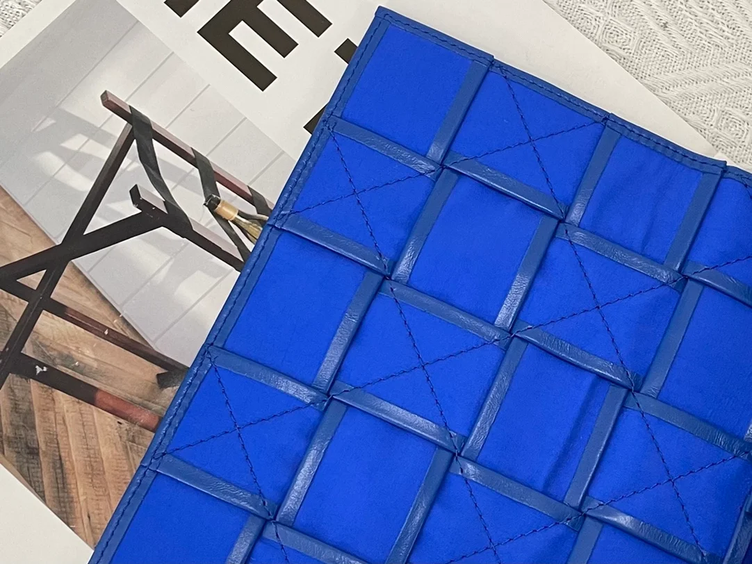 보테가 베네타 라지 레더 카세트백  코발트