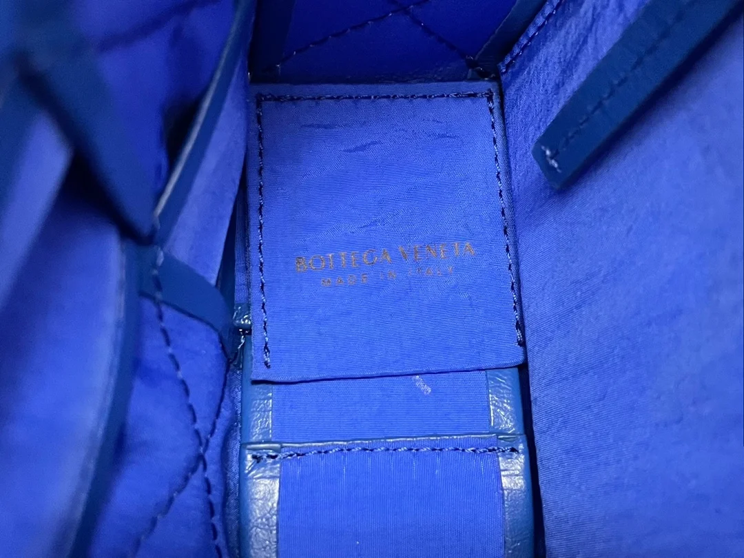 보테가 베네타 라지 레더 카세트백  코발트