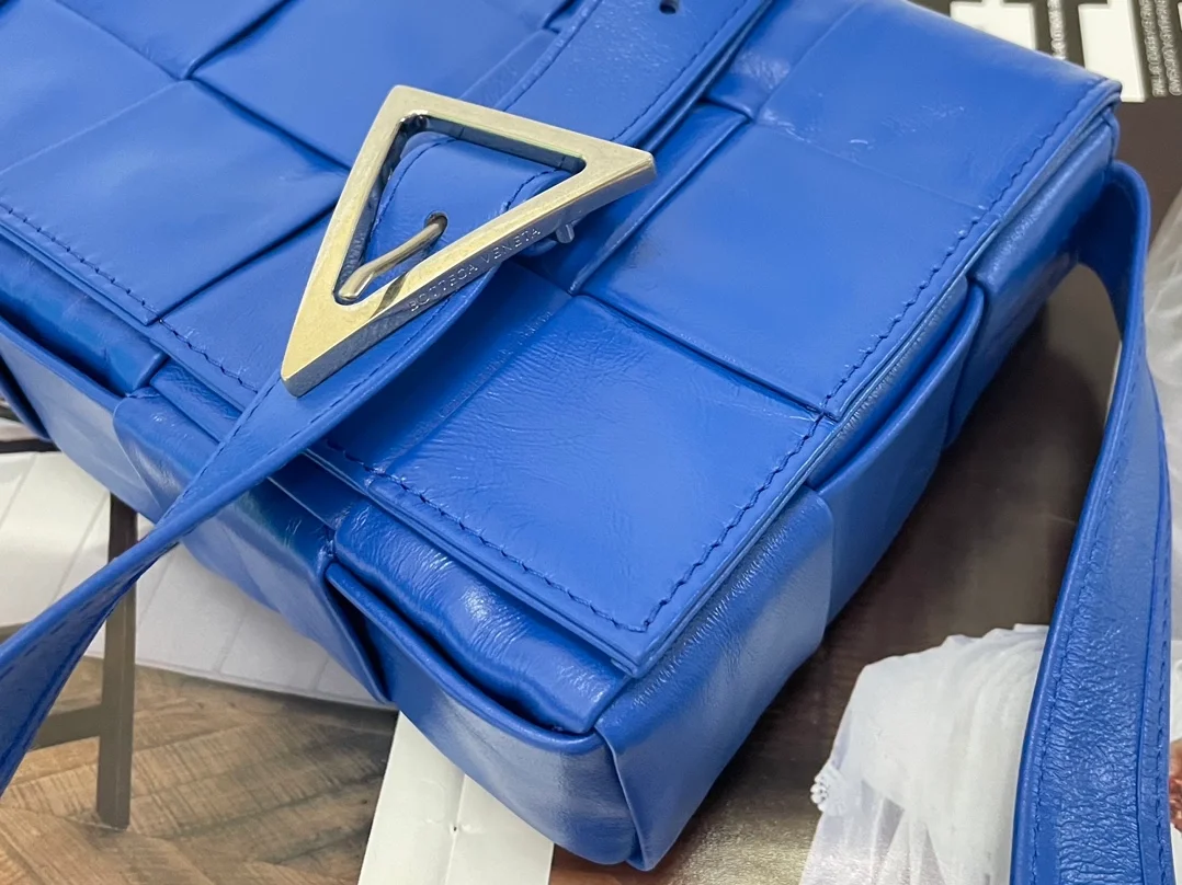 보테가 베네타 라지 레더 카세트백  코발트