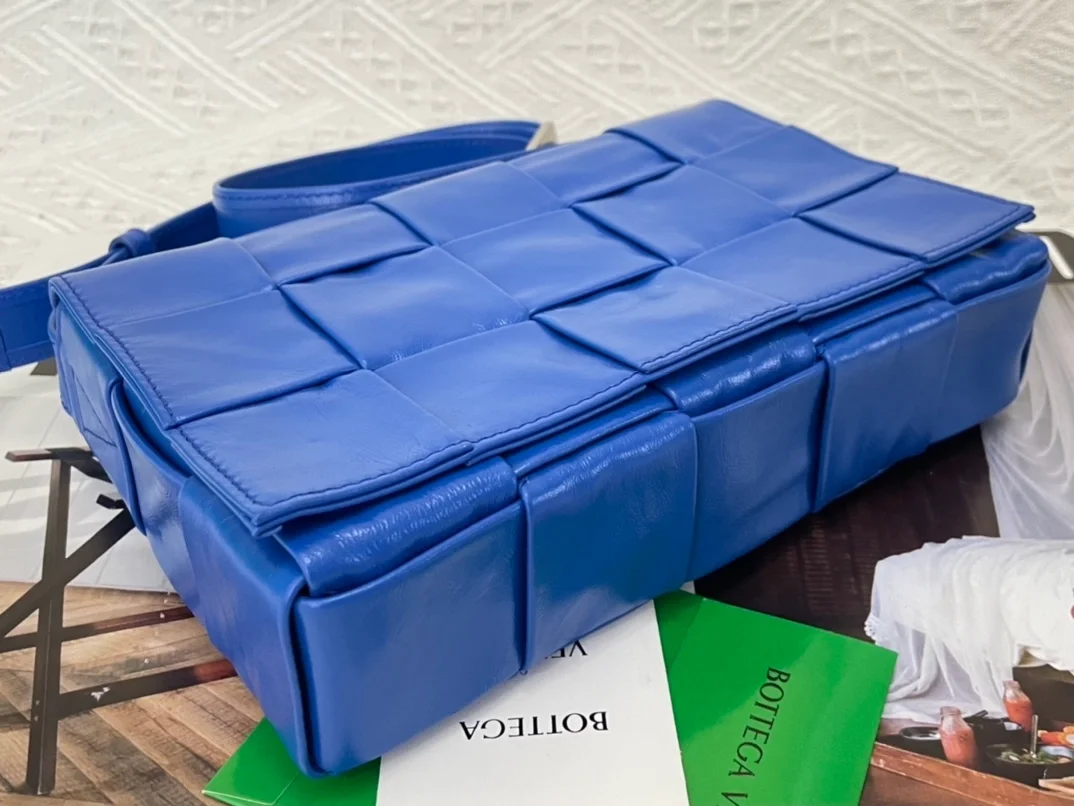 보테가 베네타 라지 레더 카세트백  코발트