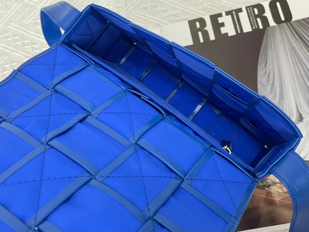 보테가 베네타 라지 레더 카세트백  코발트