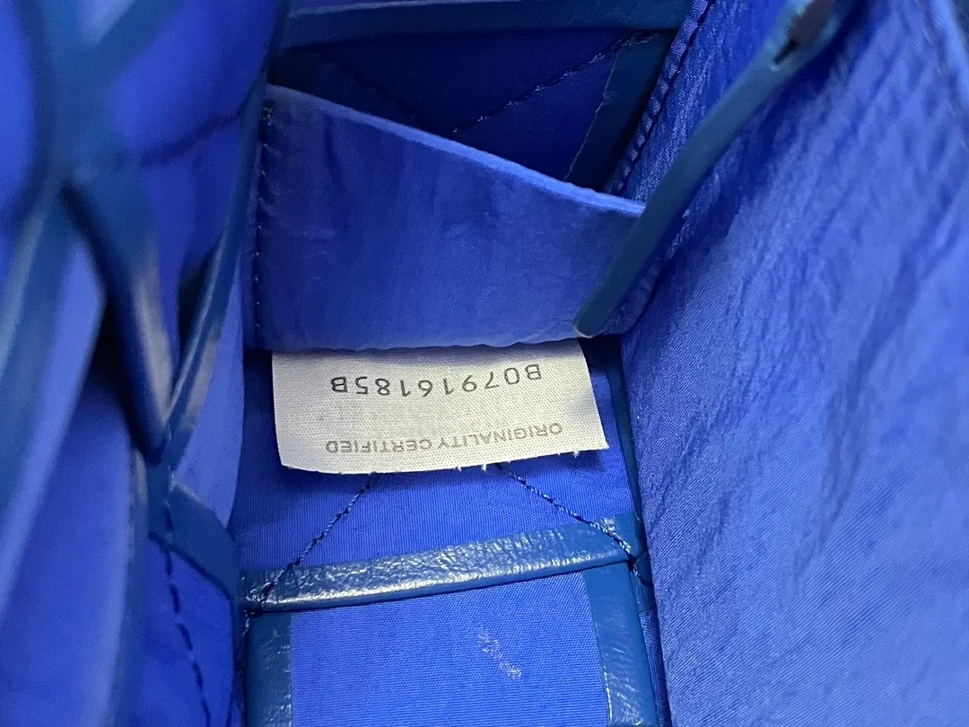 보테가 베네타 라지 레더 카세트백  코발트