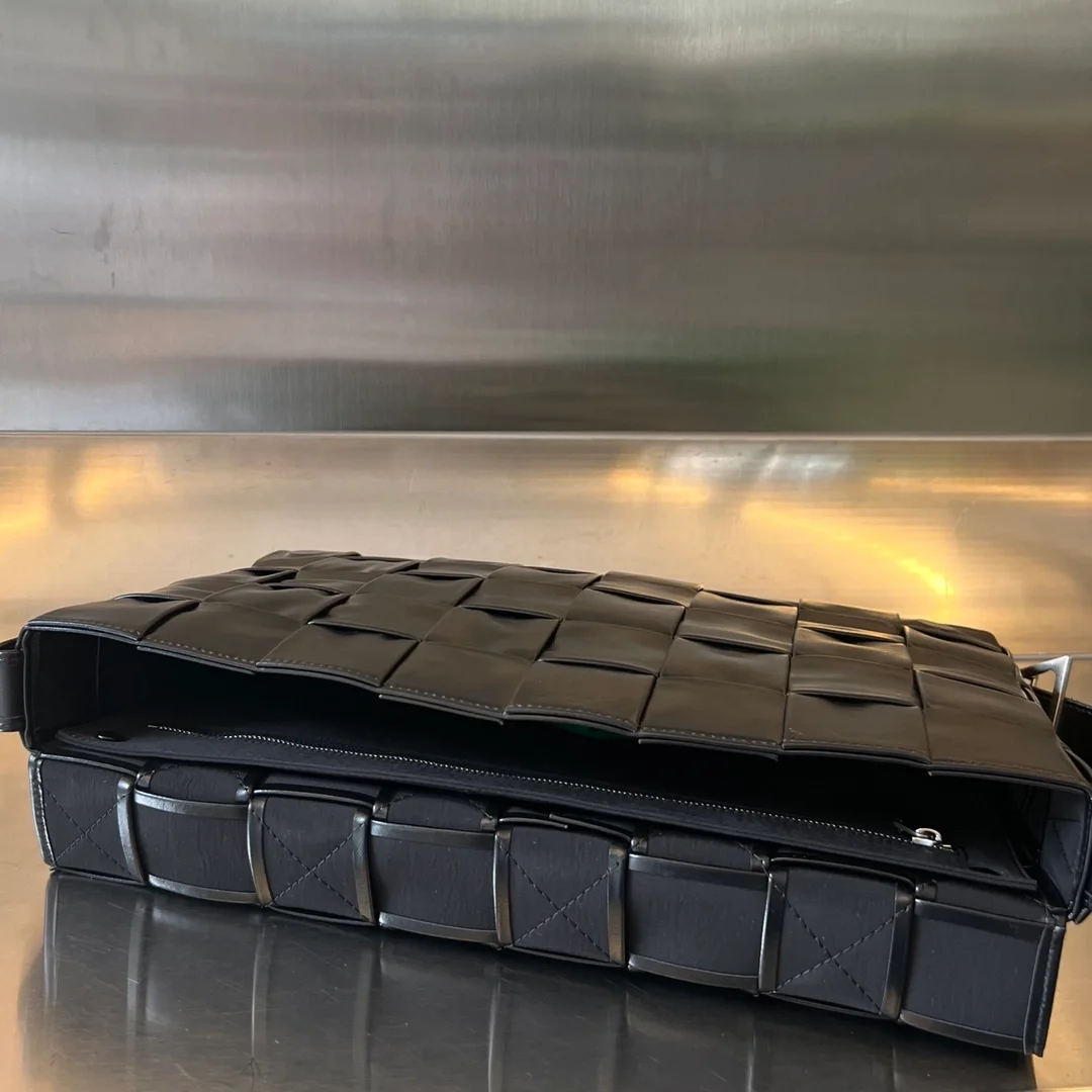 보테가 베네타 라지 레더 카세트백 블랙