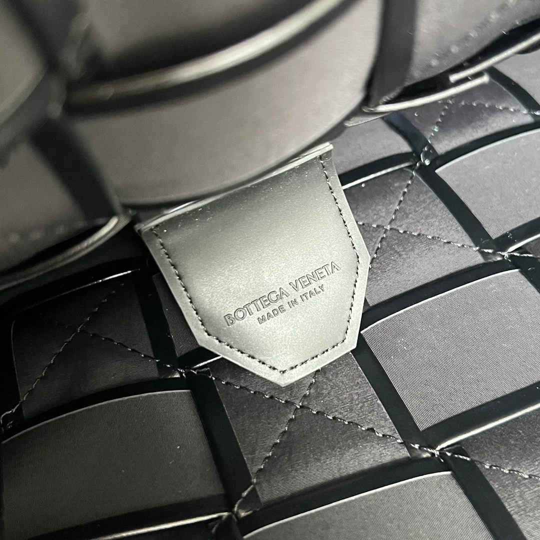 보테가 베네타 라지 레더 카세트백 블랙