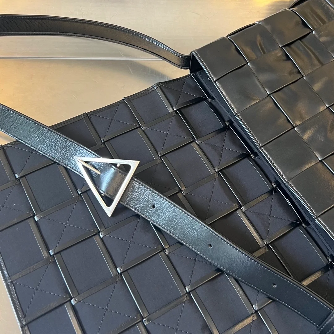 보테가 베네타 라지 레더 카세트백 블랙