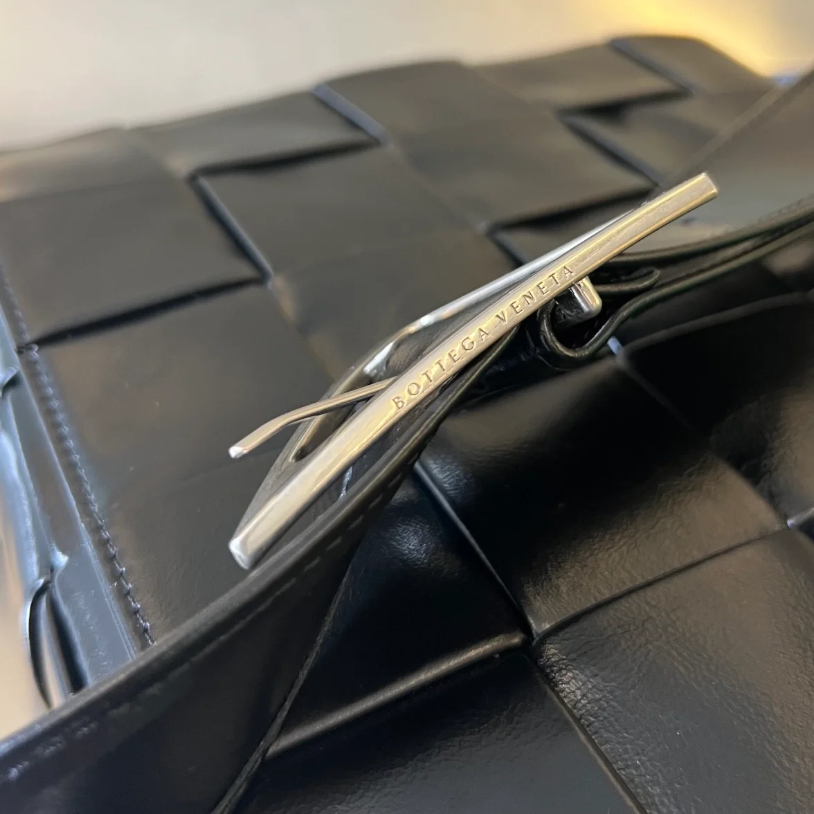 보테가 베네타 라지 레더 카세트백 블랙