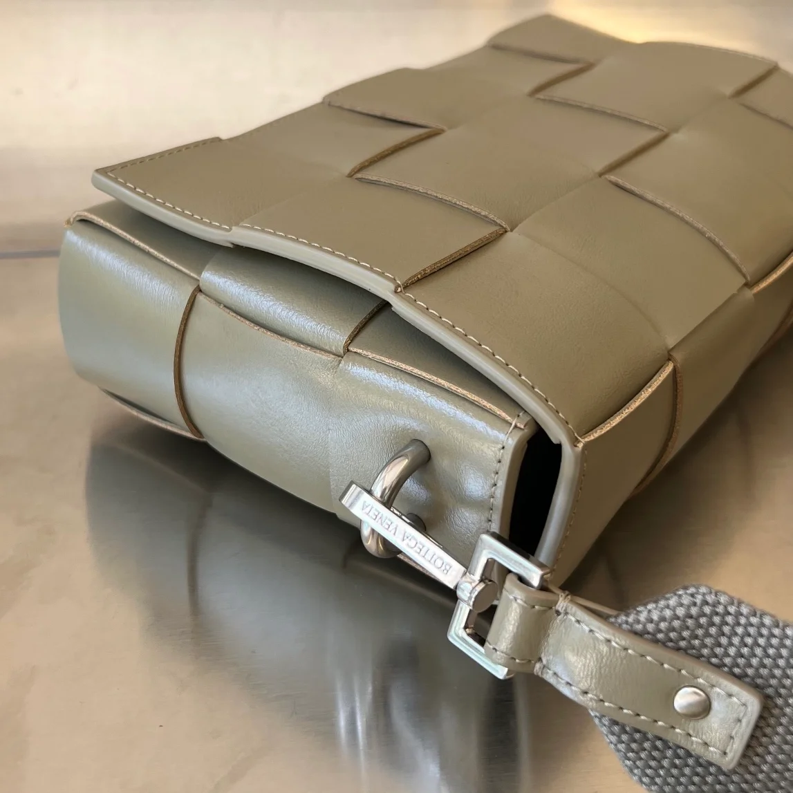 보테가 베네타 버서타일 스트랩 카세트백 토프