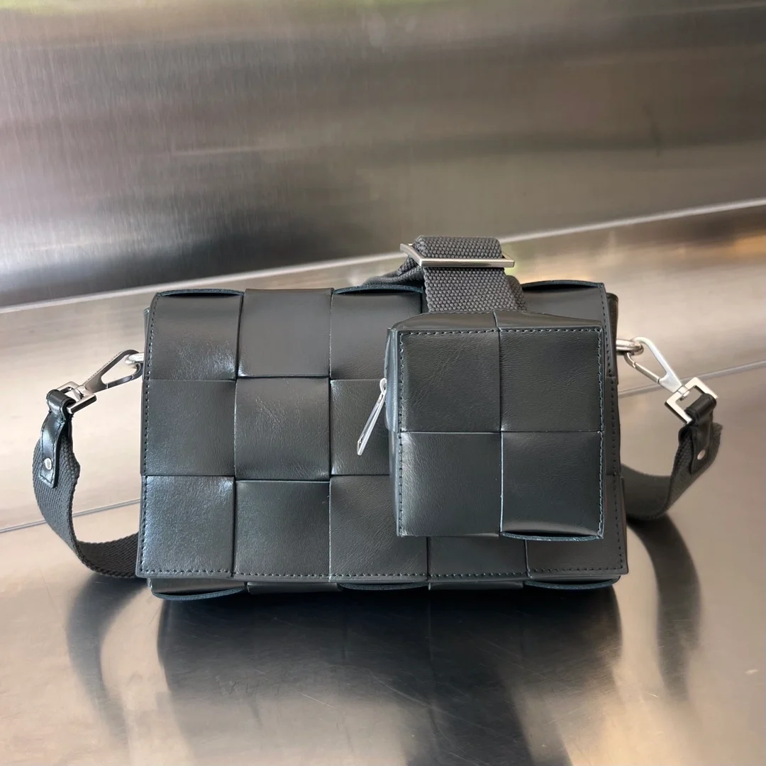 보테가 베네타 버서타일 스트랩 카세트백 블랙