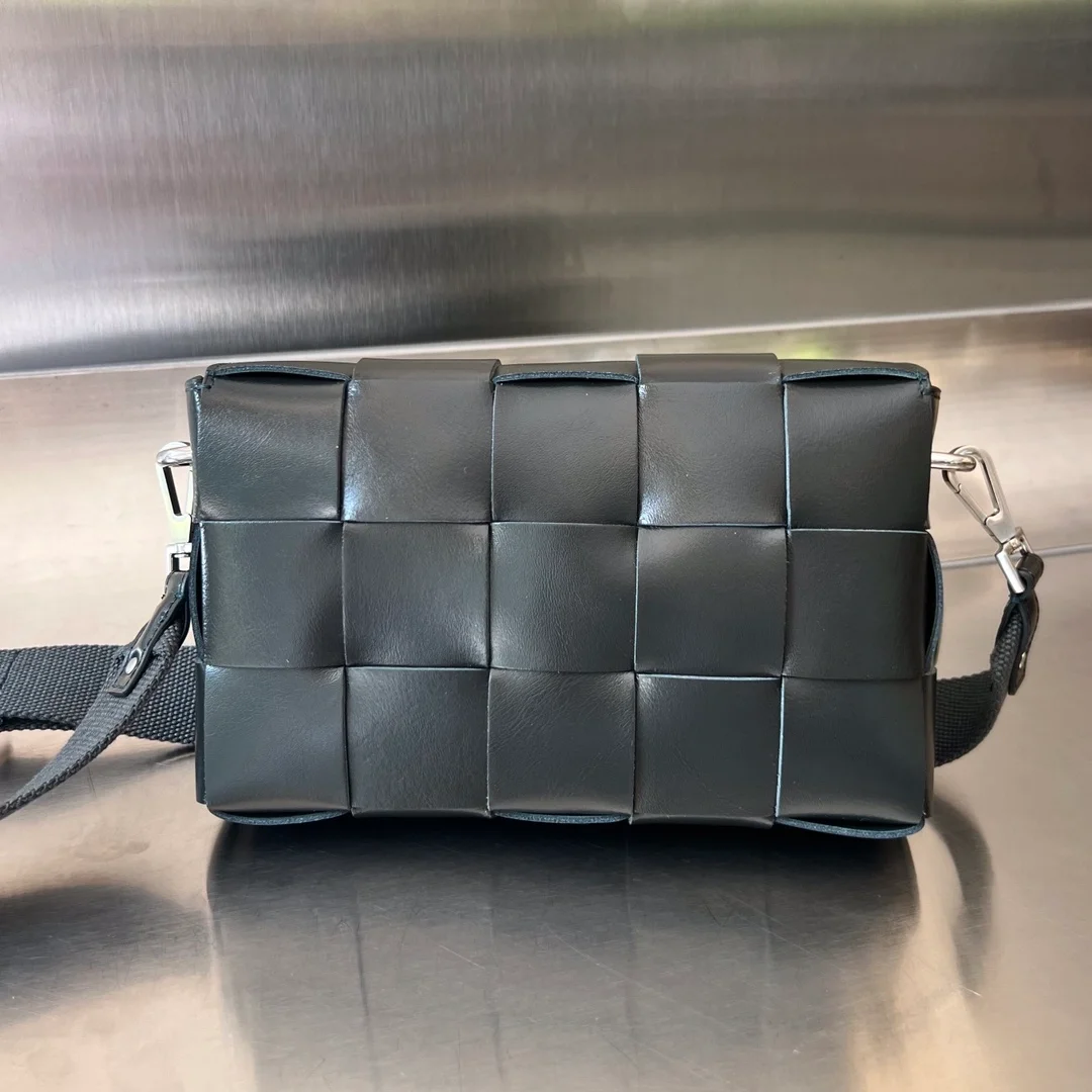 보테가 베네타 버서타일 스트랩 카세트백 블랙