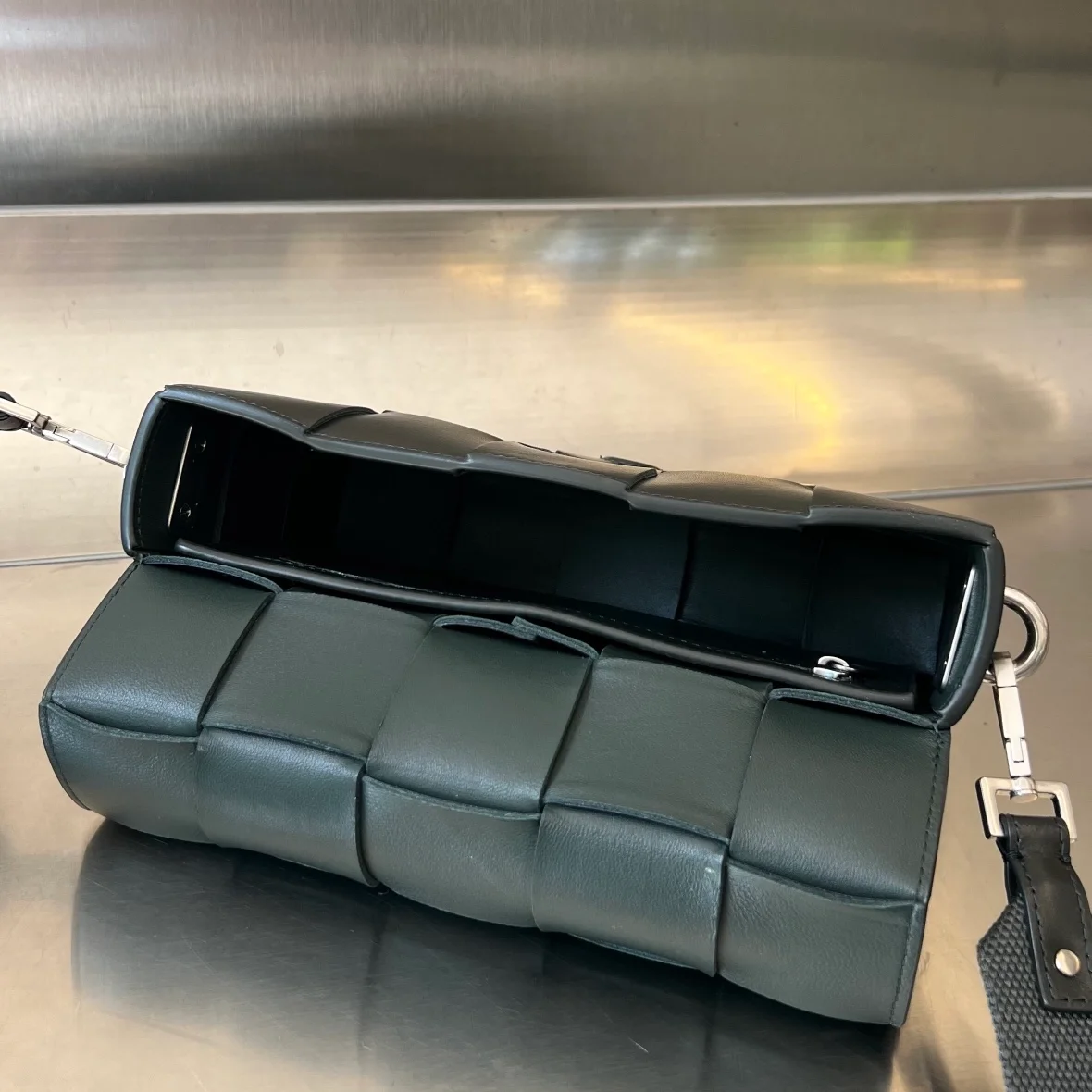 보테가 베네타 버서타일 스트랩 카세트백 블랙