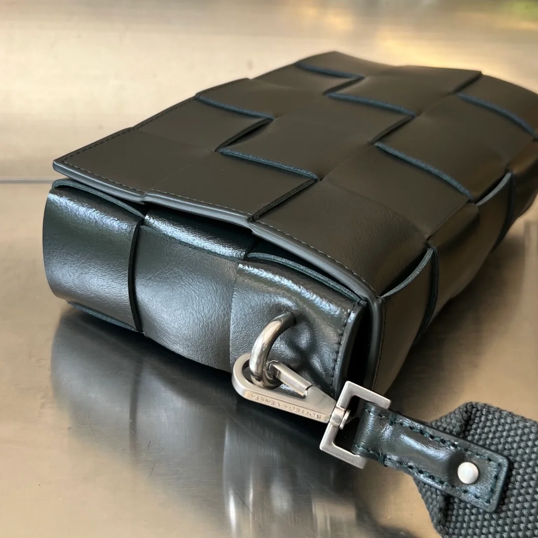 보테가 베네타 버서타일 스트랩 카세트백 블랙