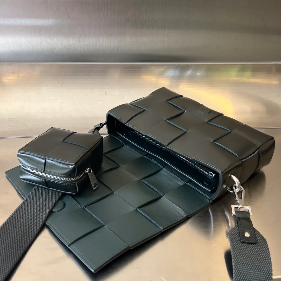 보테가 베네타 버서타일 스트랩 카세트백 블랙