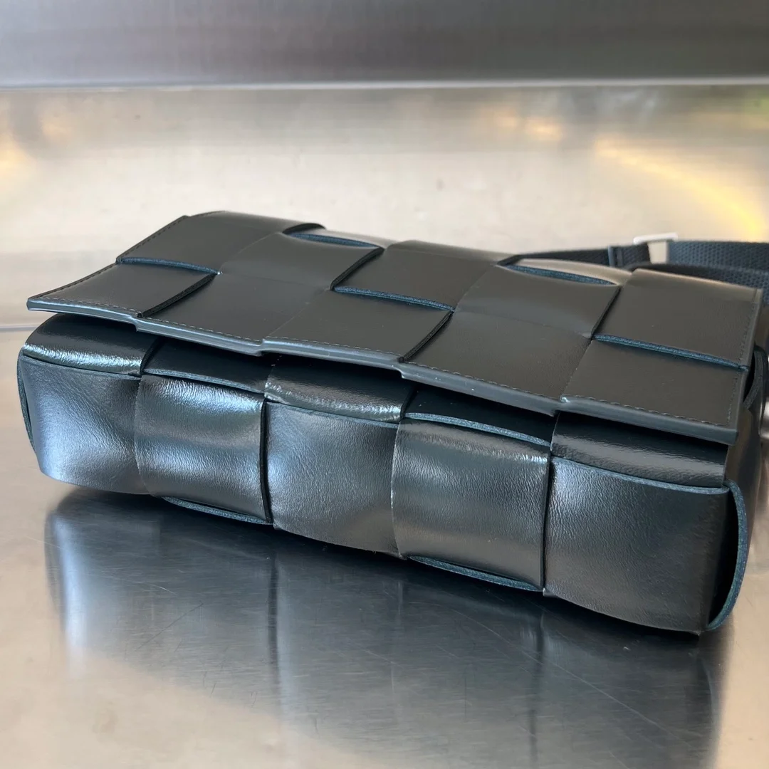 보테가 베네타 버서타일 스트랩 카세트백 블랙