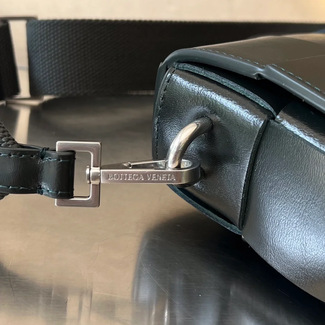 보테가 베네타 버서타일 스트랩 카세트백 블랙