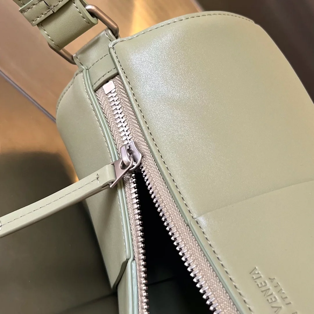 보테가 베네타 미디엄 카네트 트랜버틴