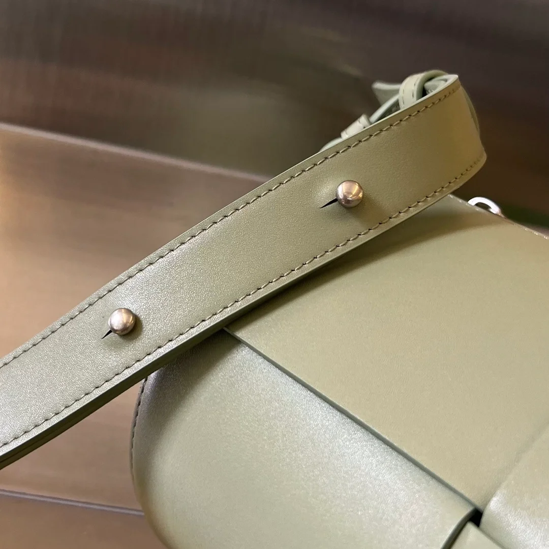 보테가 베네타 미디엄 카네트 트랜버틴